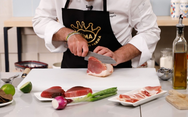 sminuzzare una fetta di prosciutto