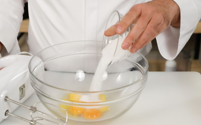 sbattere tuorli e zucchero