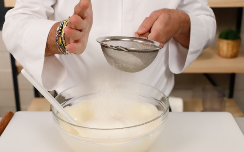 incorporare farina setacciata