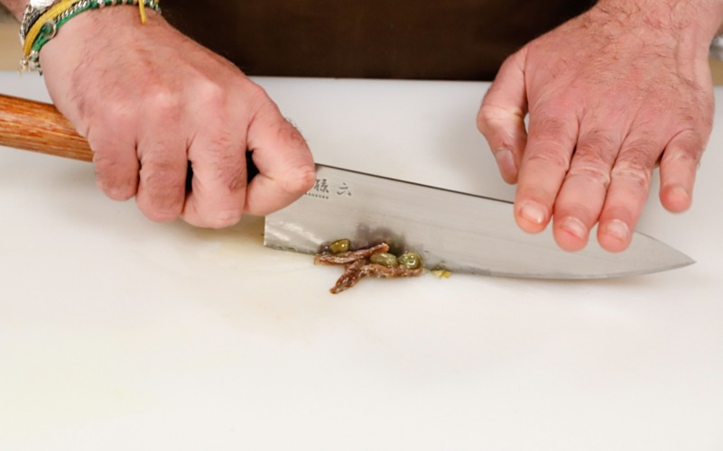 sminuzzare alici capperi