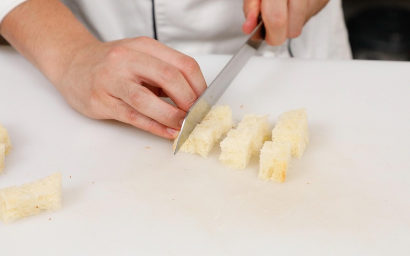 ricavare cubetti di pane