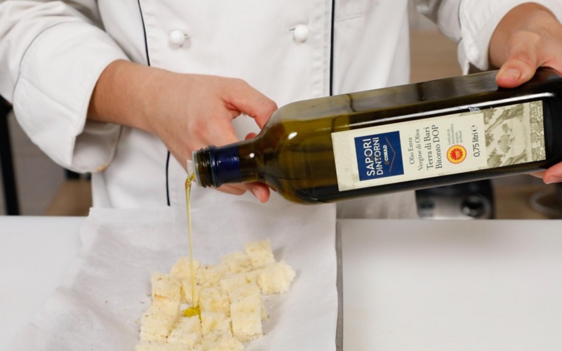 condire pane con olio
