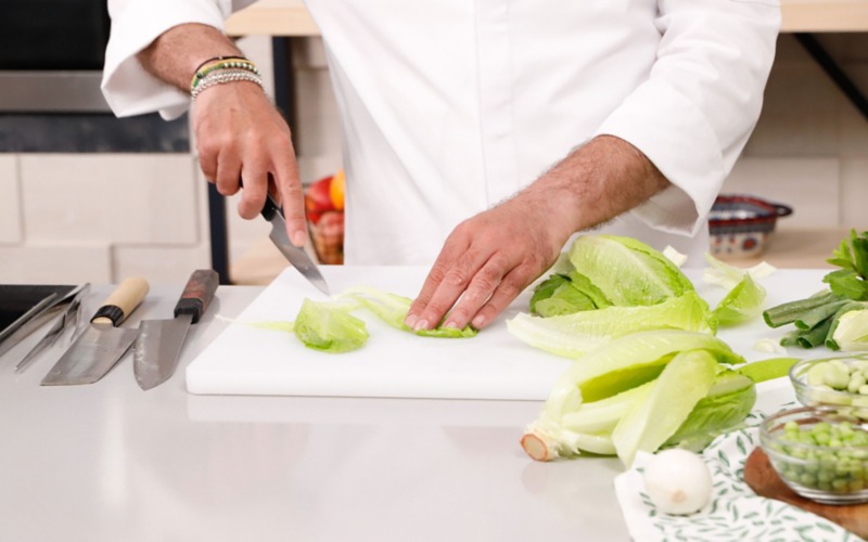 Tagliare foglie lattuga