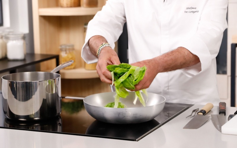 aggiungere lattuga nella padella