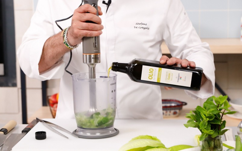 frullare le verdure per preparare la salsa
