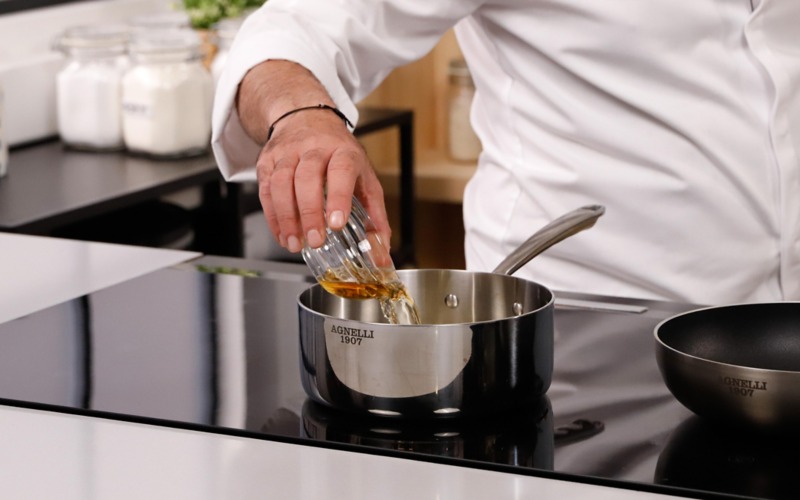 aggiungere aceto nel tegame