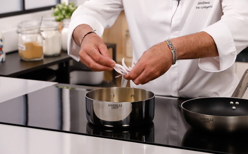 aggiungere cipolla a acqua e zucchero