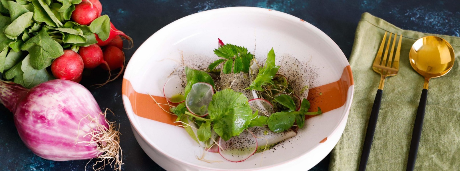 Zuppa di cipolle di Tropea con tallo e radici fritte 