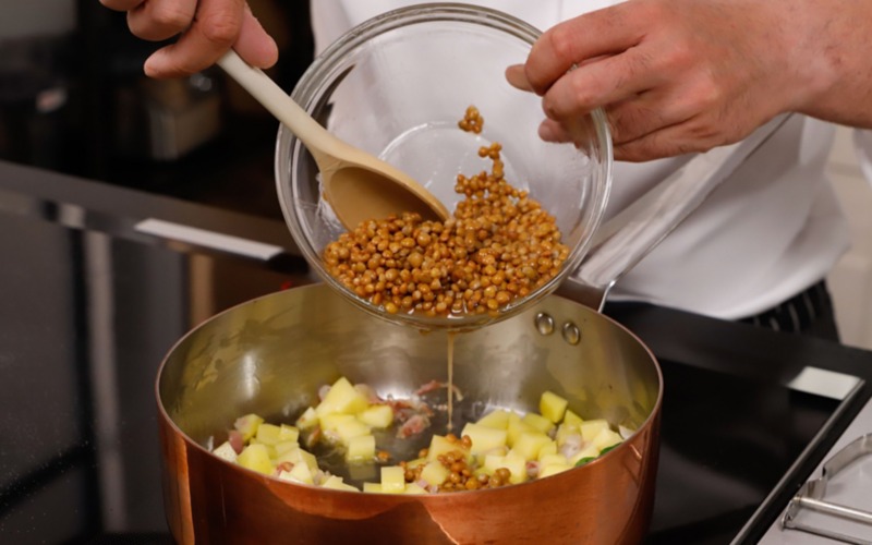 aggiungere patate e lenticchie