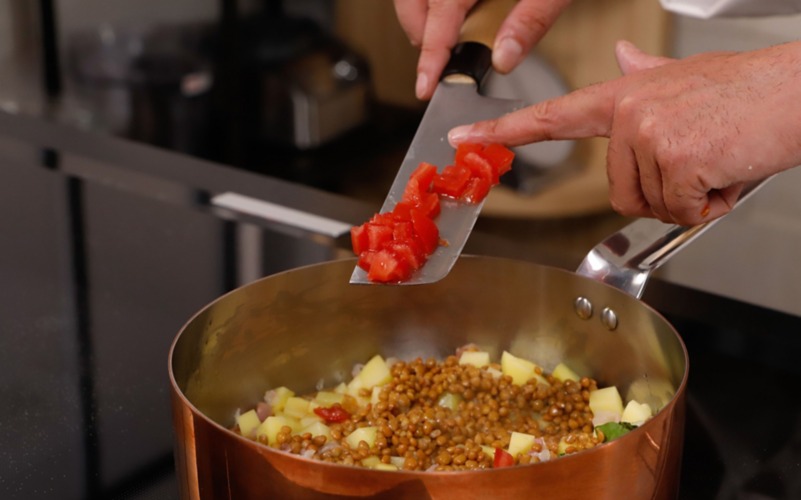 aggiungere pomodori e cuocere