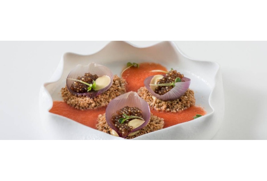 Zuppa estiva al pomodoro con crema di acciughe, tapioca e petali di cipolla