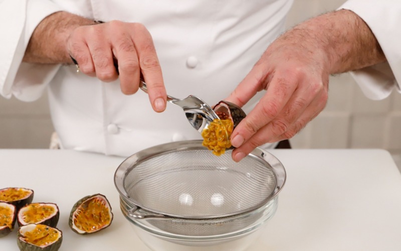 prelevare succo di frutto della passione