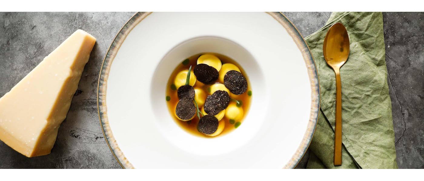 Anolini in brodo di prosciutto di Parma, tartufo e Vermouth