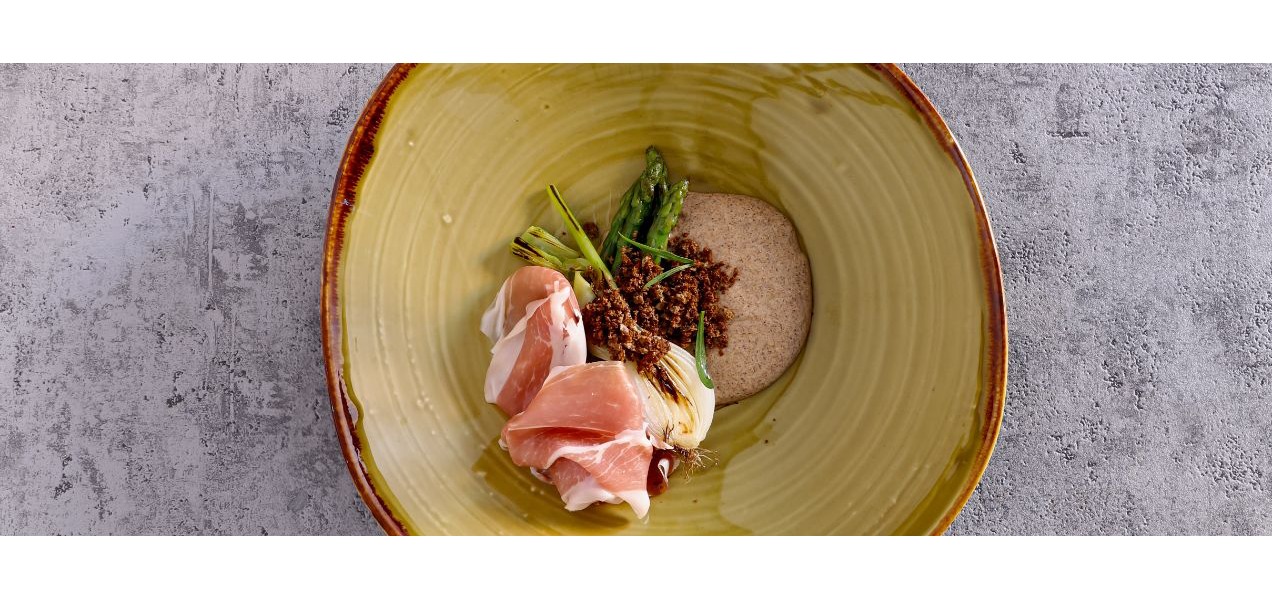 Pane, prosciutto e asparagi: un antipasto gourmet