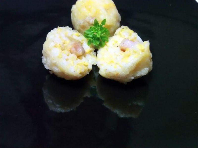 Arancini alla carbonara in tempura con cuore di provolone