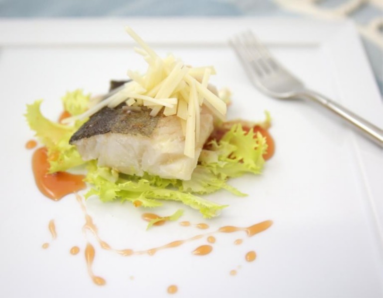 Baccalà con provolone valpadana Dop, indivia e aceto di mele