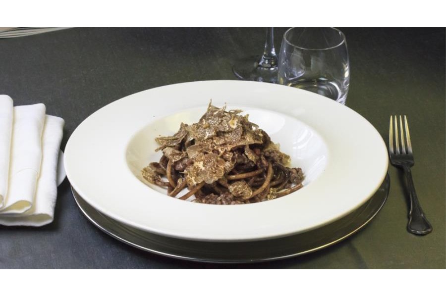 Bigoli con salsiccia e tartufo cotti nel lambrusco