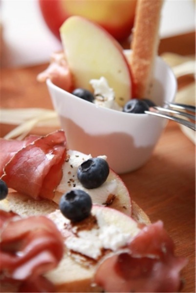 Bresaola mela rossa mirtilli caprino e aceto balsamico 