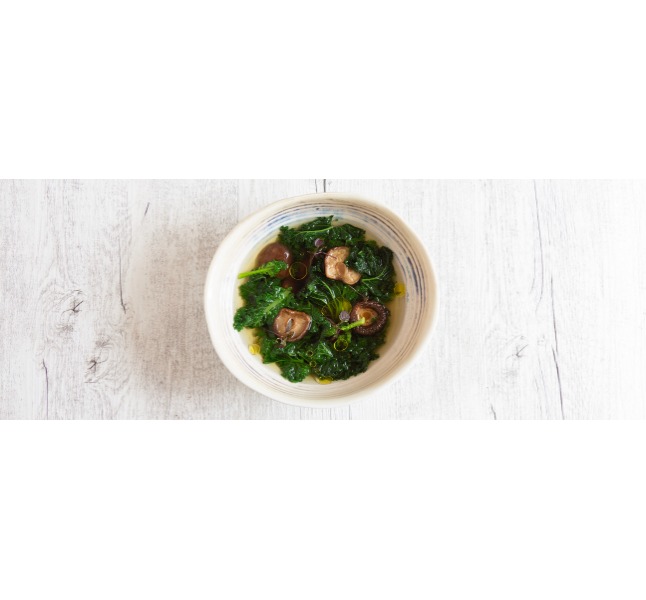 Brodo di funghi shiitake con cavolo riccio