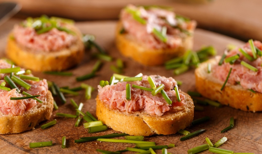 Bruschette ripiene di carne cotte sulla griglia e pronte da gustare