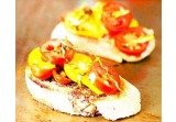 Bruschette di pane di lievito naturale con pomodorini bicolorealt