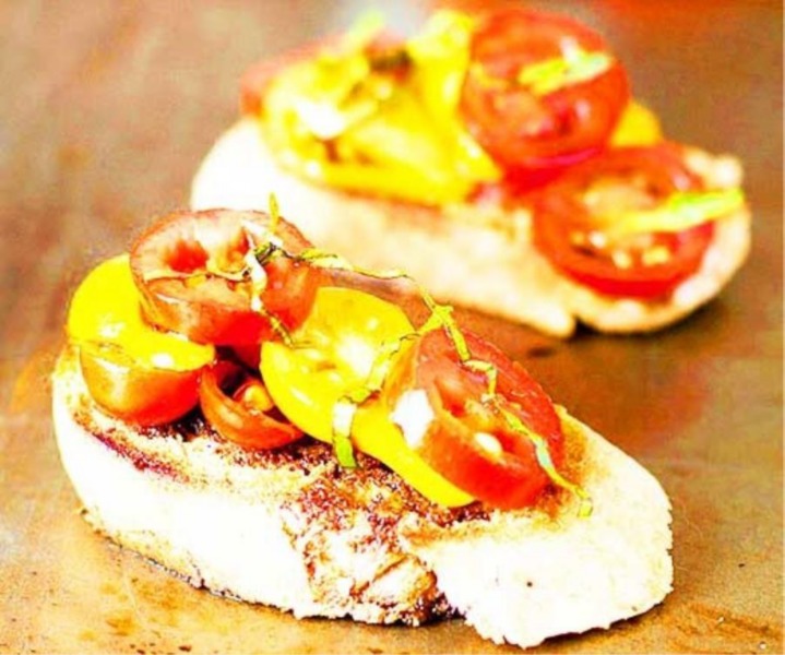 Bruschette di pane di lievito naturale con pomodorini bicolore