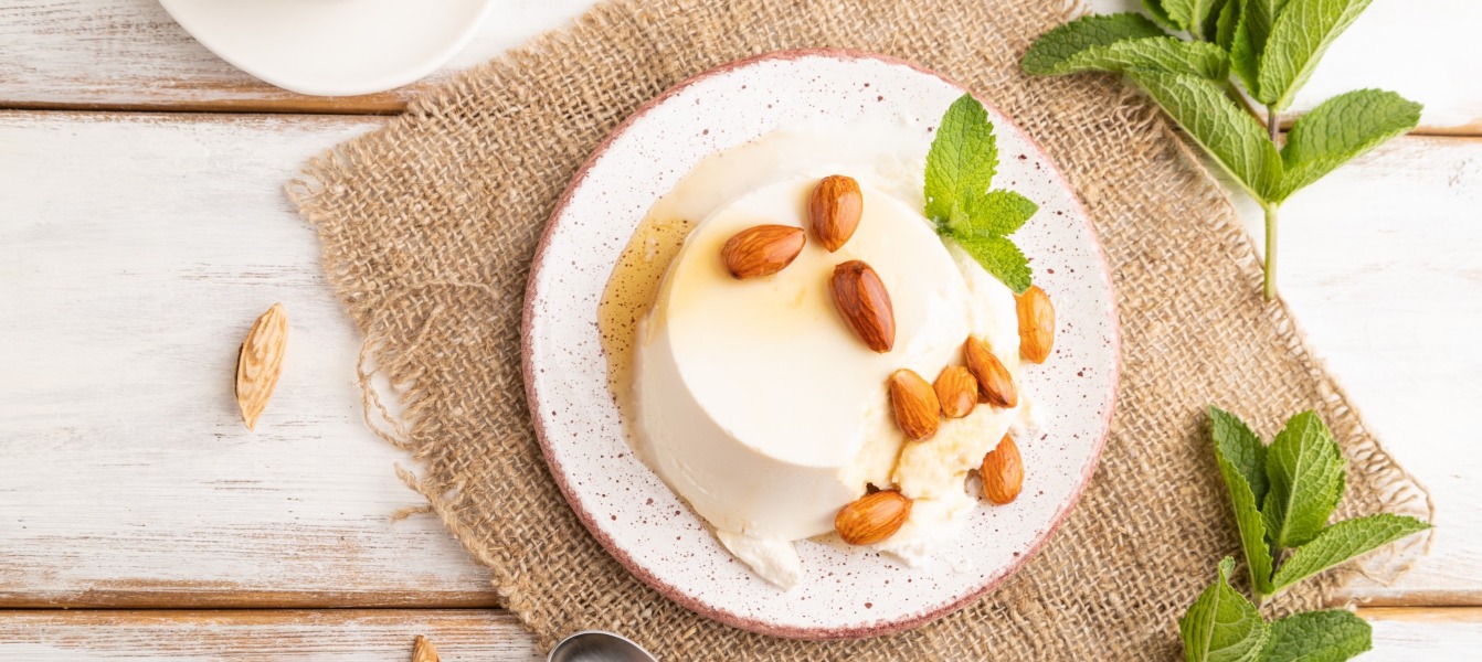 Budino senza uova con farina di mandorle su un elegante piatto