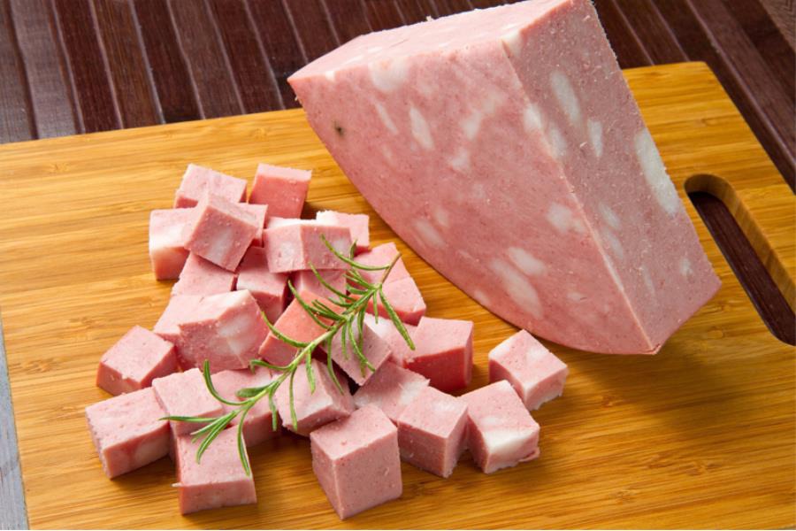 Budino di mortadella con carciofi e pane croccante