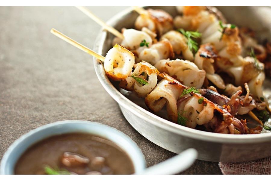 Calamaretti allo spiedo con crema di fagioli stregoni