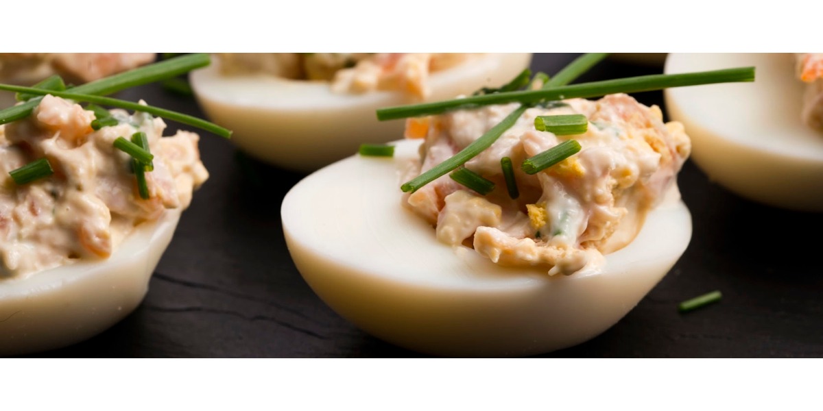 Uova ripiene con tonno, capperi e acciughe