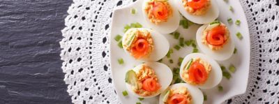 Canapè di uova con salmone, pomodoro e cipolla rossa di Tropea alt