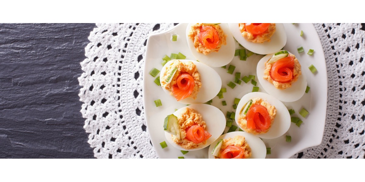 Canapè di uova con salmone, pomodoro e cipolla rossa di Tropea 