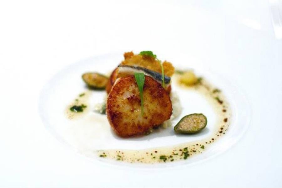 Capesante in panure all'aglio con burro al limone e cavolfiori al latte