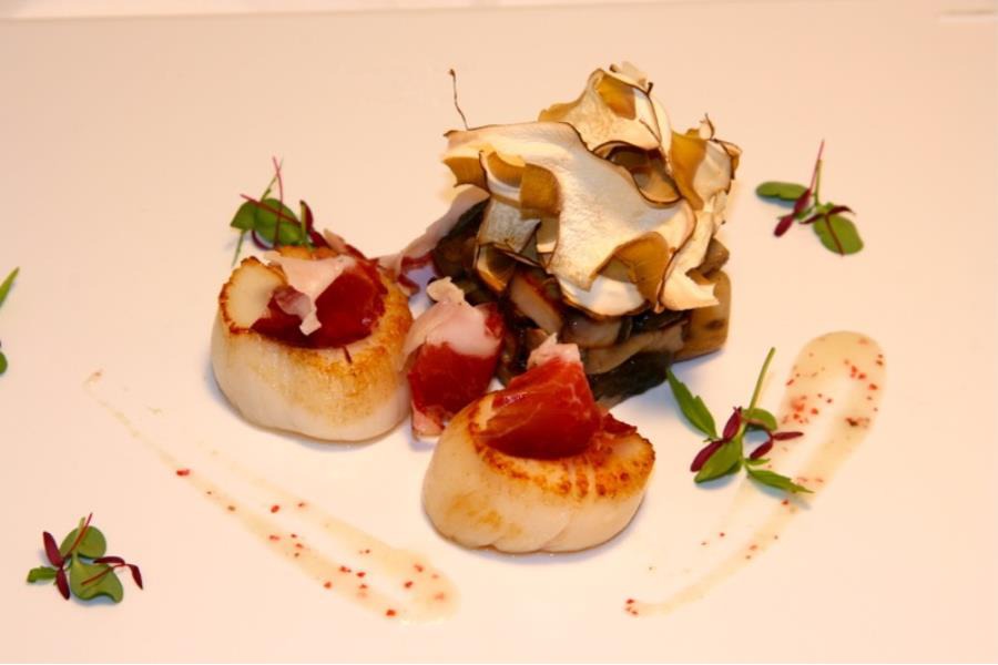 Capesante, prosciutto di maiale, porcini e chips