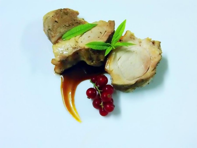 Capocollo di maiale a bassa temperatura al profumo di mirto e lippia