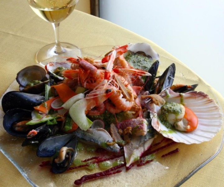 Cappon magro con salsa verde e pesci misti