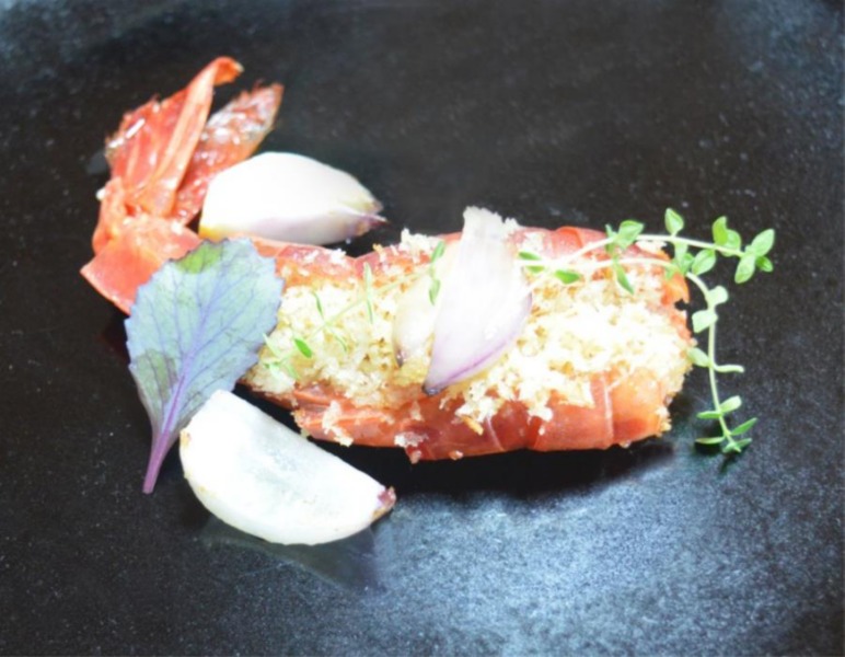 Carabineros ripieno di panko bread all'aglio rosso con spicchi di cipolla 