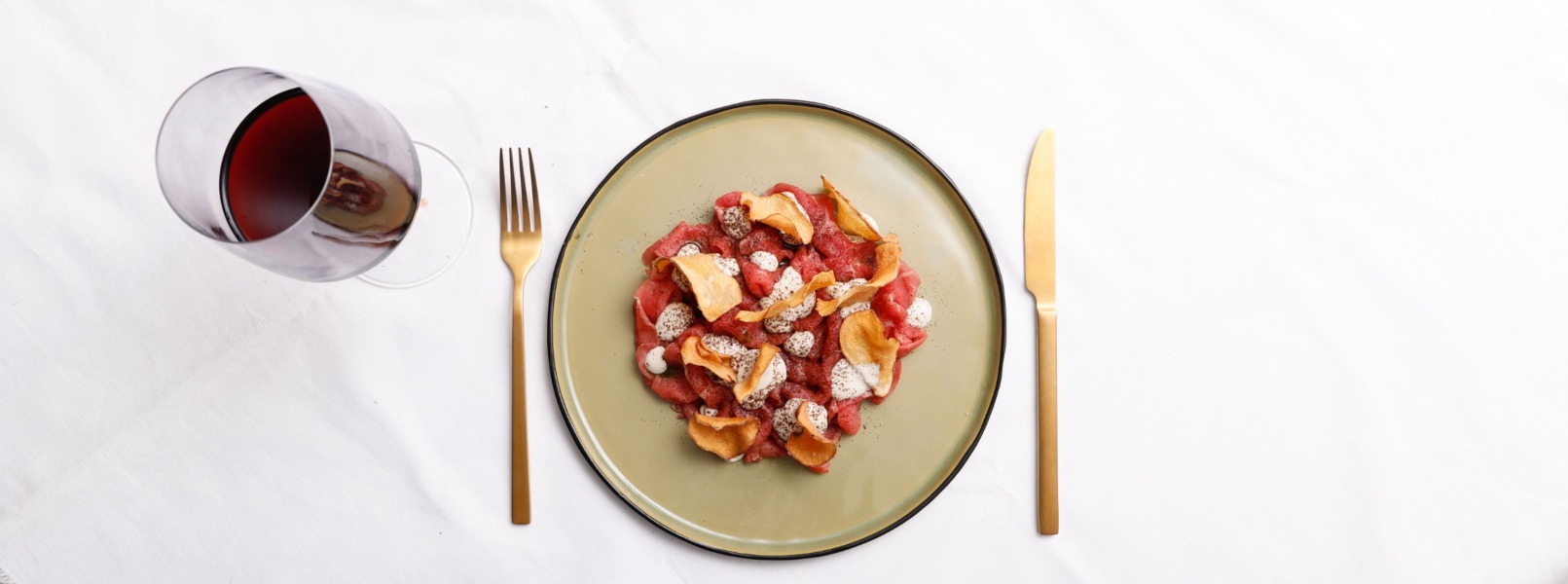 Carpaccio di manzo affumicato, capperi, topinambur e caffè