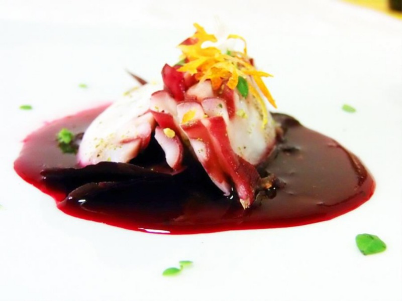 Carpaccio di polipo su topping di visciole di Cantiano