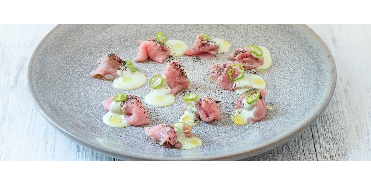 Carpaccio di vitello affumicato con salsa yogurt