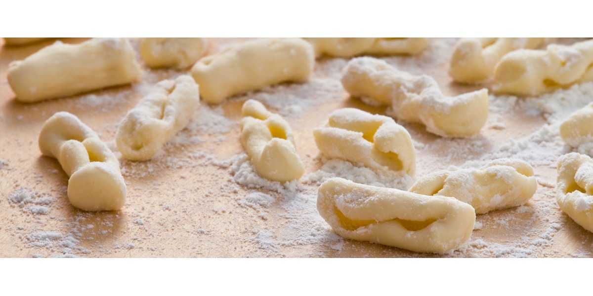 Cavatelli pugliesi alla panna, pecorino fiore sardo e prosciutto di Parma Dop 