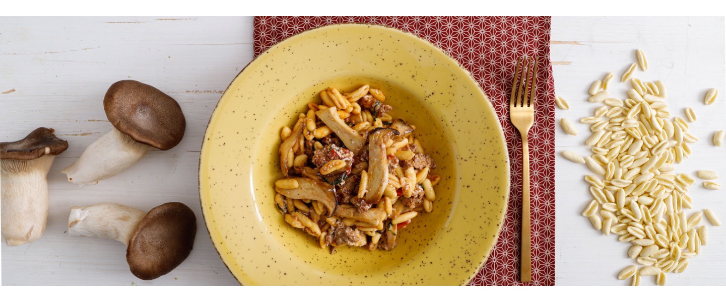 Cavatelli pugliesi con sugo di funghi cardoncelli e salsiccia fresca