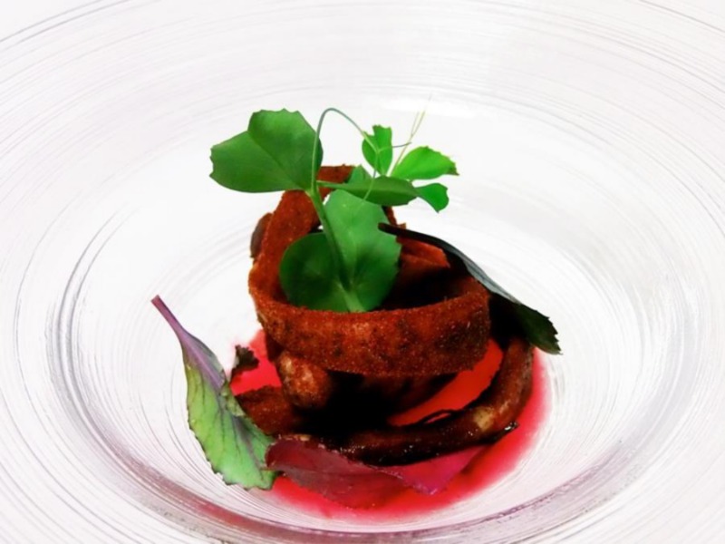 Cepole in panure di paprica affumicata su brodo di zenzero e lampone