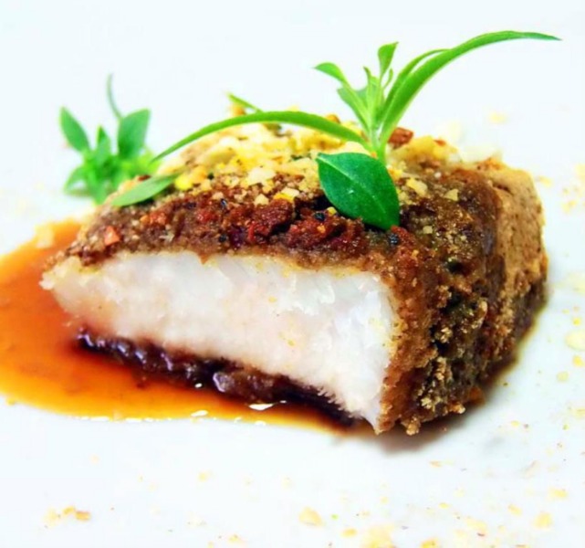 Cernia in panure di topinambur su riduzione di birra