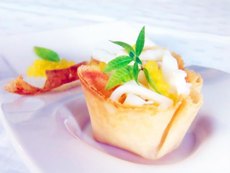 Cestino di pasta brick con calamari e caviale di arancia 