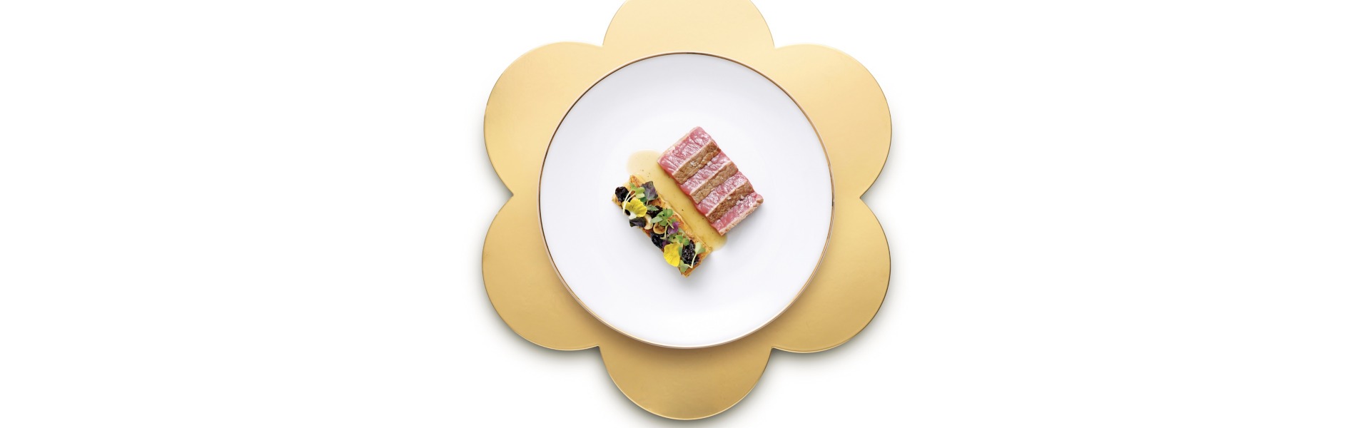 Sfogliata di Chianina, millefoglie di patate, fondo, prugne e nocciole tostate