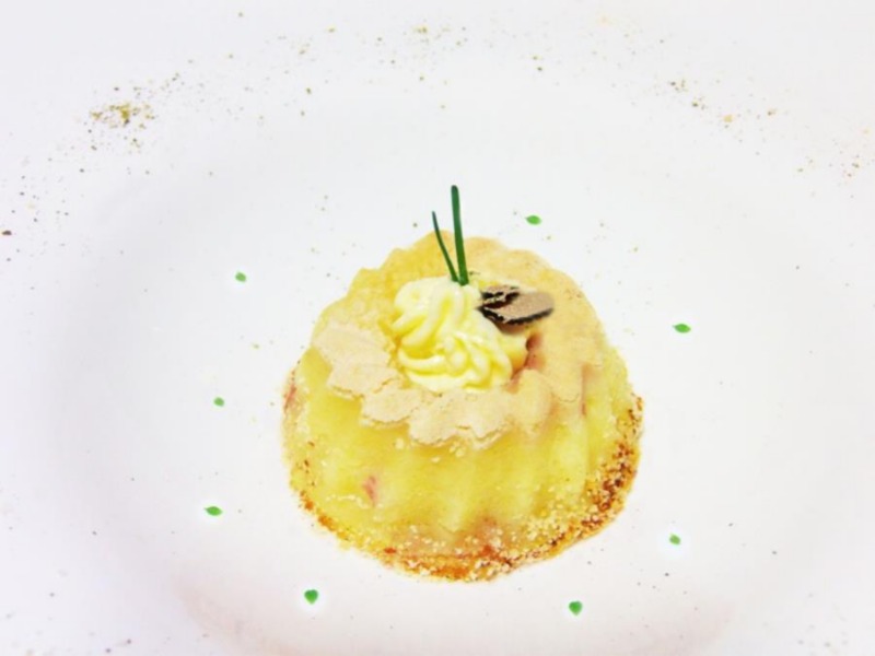 Ciambellina di gateau con semifreddo di camembert di capra e tartufo