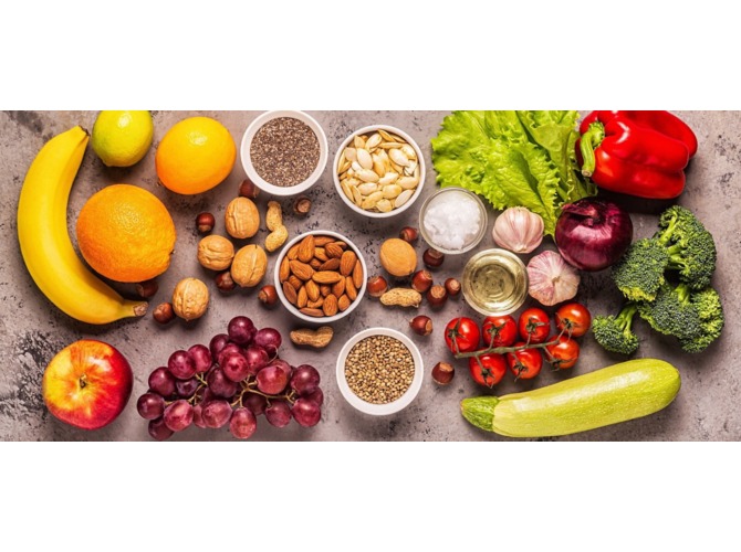 Alcuni alimenti antinfiammatori sono disposti su un tavolo: noci, frutta, verdura