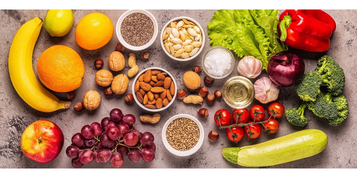 Alcuni alimenti antinfiammatori sono disposti su un tavolo: noci, frutta, verdura