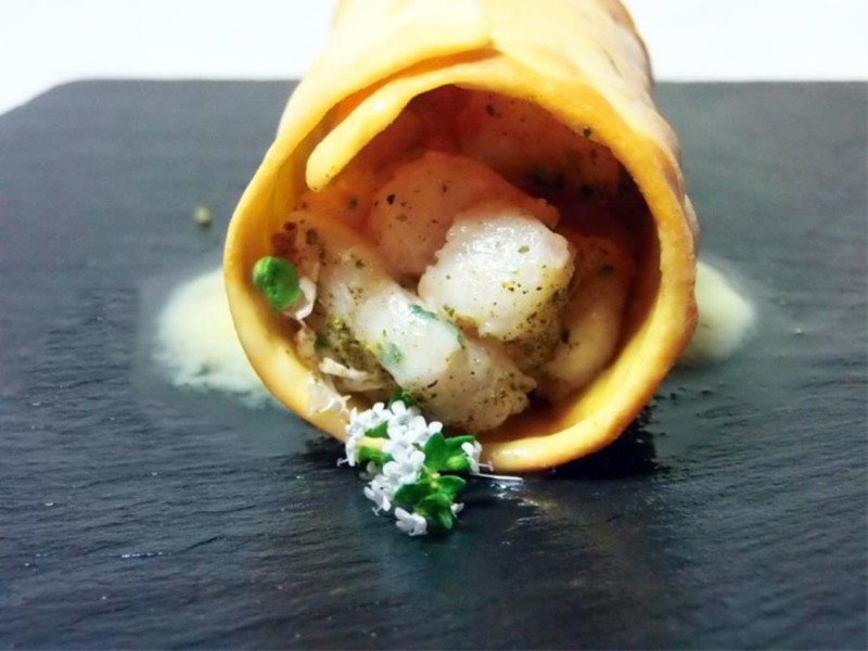 Cilindro di patate con crudo di orata al cioccolato bianco